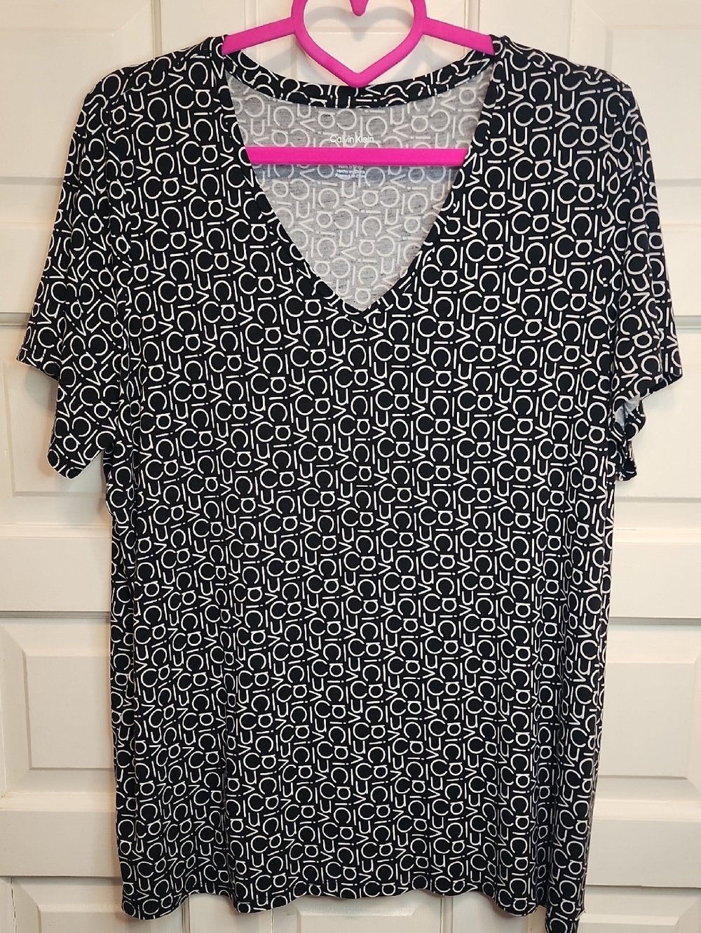 Calvin Klein Black and White Logo-Print V-Neck Short Sleeve Tee Spelling CALVIN